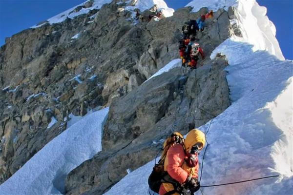 Everest'te turistleri hedef alan iddia, rehberlerin hastalık bahanesiyle milyonlarca dolarlık dolandırıcılık ağı kurduğu öne sürüldü
