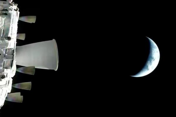 Artemis II astronotları, tarihi bir ay geçişi gerçekleştirdikten sonra Dünya'ya doğru yola çıktılar