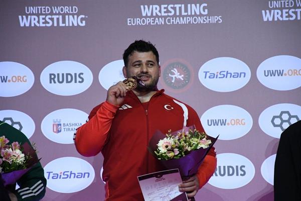 Milli güreşçi Rıza Kayaalp, Arnavutluk'ta şampiyon oldu, Rus Karelin'i geride bırakarak tarih yazdı