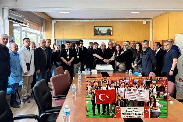 Lise öğrencileri robot olimpiyatlarında dünya şampiyonu oldu