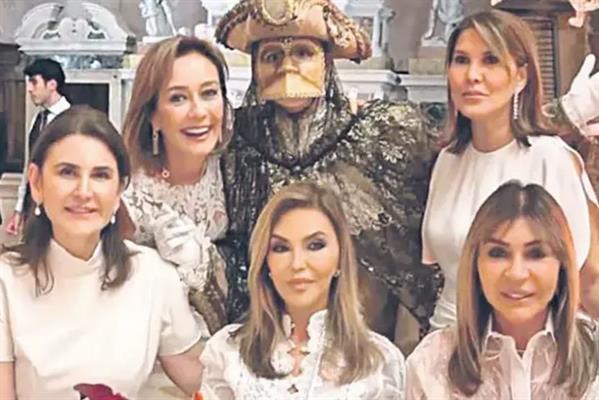 Berrin Tatlıcı Güneş'e özel Venedik'te renkli doğum günü kutlaması