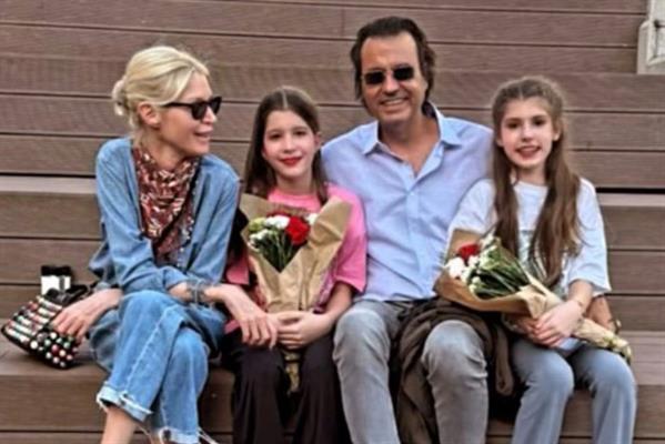 Derin Mermerci eski eşi Cem Aydın ile kızları Lal ve Mila'nın müzikalini izledi