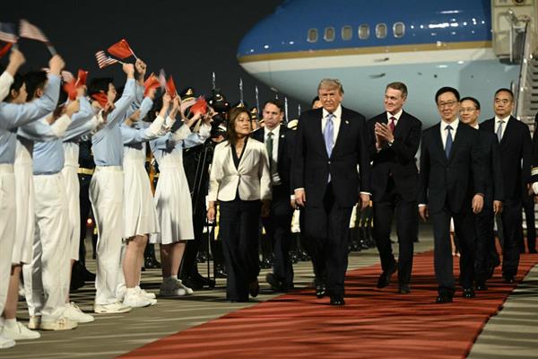 ABD Başkanı Donald Trump, geniş bir heyetle 3 günlük ziyaret için Çin'in Pekin'e ulaştı