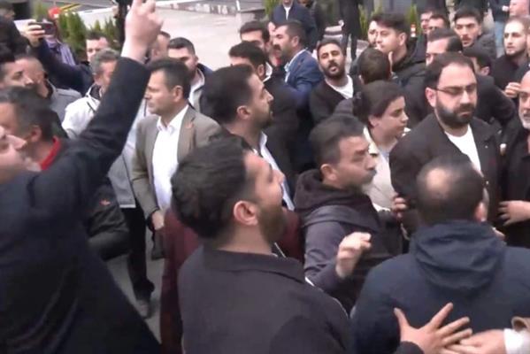 CHP'de tahliye arbedesi, çok sayıda partili genel merkez önünde toplandı
