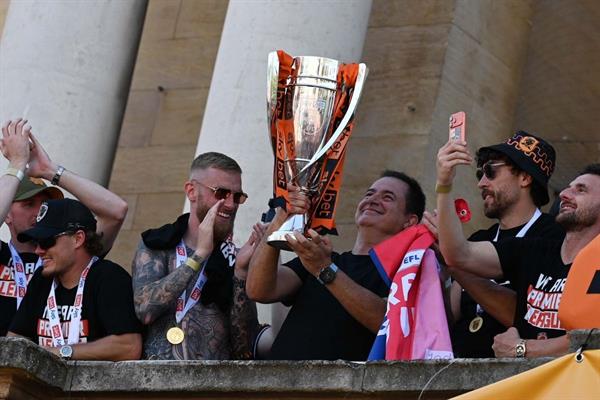 Acun Ilıcalı'nın takımı Hull City, Premier Lig'e çıkmasını taraftarlarıyla kutladı