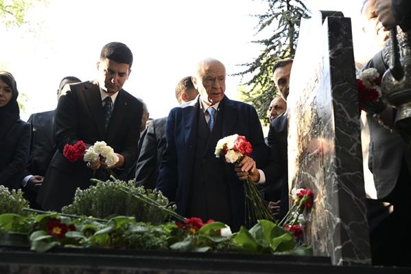 MHP Genel Başkanı Devlet Bahçeli, Alparslan Türkeş'in kabrini ziyaret etti