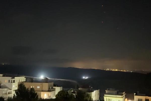 İran, Beyrut'a saldıran İsrail'e balistik füzelerle yanıt verdi