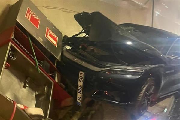 Avrasya Tüneli'nde korkutan kaza, otomobil itfaiyeye ait yangın panosuna çarptı