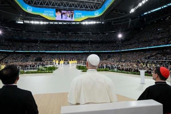 Papa Leo, Real Madrid'in stadı Bernabeu'da piskoposluk topluluğuyla buluştu