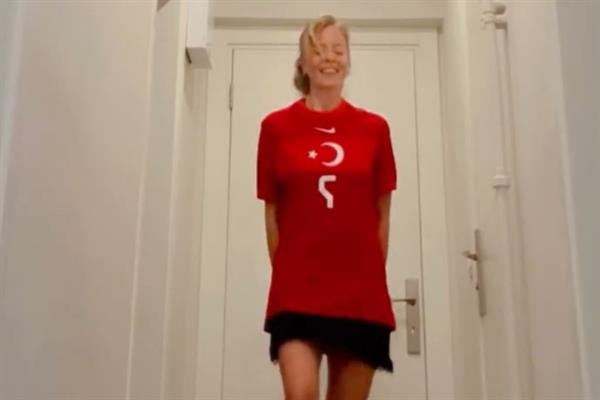 Bade İşçil, A Milli Futbol Takımı'na destek için paylaştığı dans videosuyla sosyal medyada ilgi odağı oldu