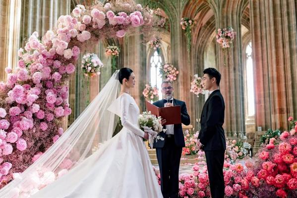 Kumarhaneler kralının oğlu Mario Ho ve Çinli model Ming Xi, Fransa'daki Mont Saint Michel Manastırı bin yıl sonra düzenlenen ilk düğünle evlendi