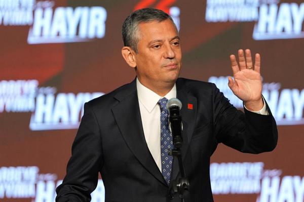 CHP'de Özgür Özel'in ekibi kurultay yolunu açmak için Parti Meclisi'nden istifa etti