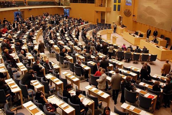 İsveç Parlamentosu, sığınmacılar için kalıcı oturum iznini kaldıran yasa tasarısını kabul etti