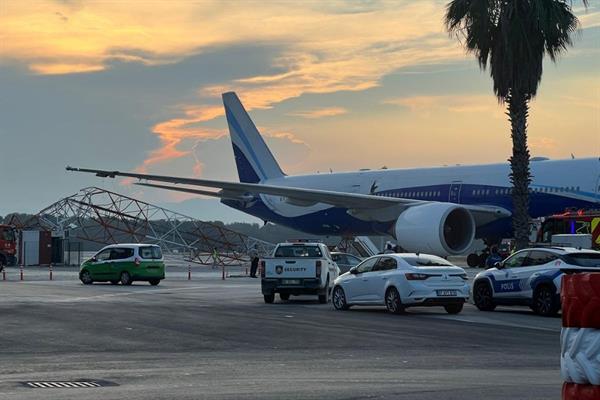 THY uçağı Antalya Havalimanı'nda radar anten direğine çarptı, yolcular tahliye edildi