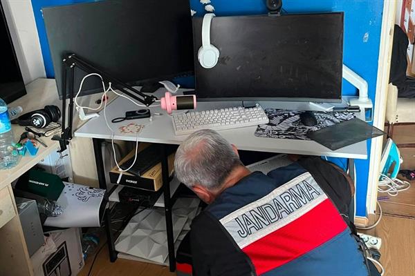 MİT'ten kredi kartı dolandırıcılarına operasyon, 3 şüpheli yakalandı