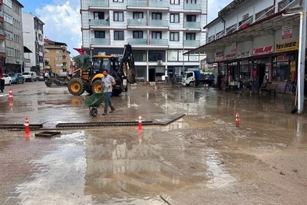 Kastamonu Cide'de sel baskını sonucu zemin katlar tahliye edildi