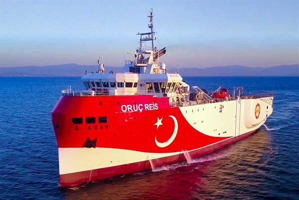 Türkiye ile KKTC arasında denizin 97 metre altından geçecek doğalgaz hattı için Oruç Reis sahada