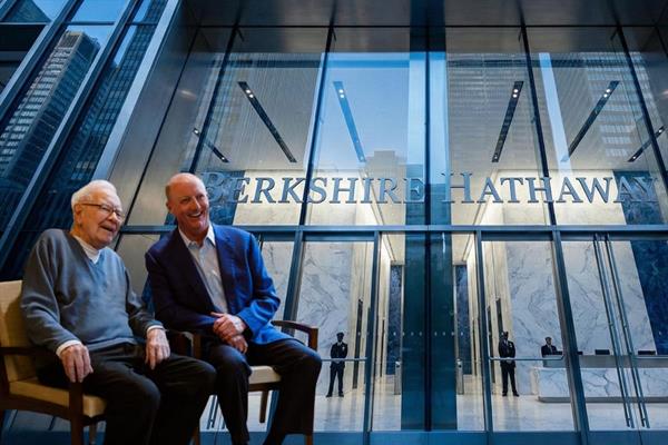Warren Buffett'ın ardından Berkshire Hathaway'in CEO koltuğuna oturan Greg Abel 14 çeyrek sonra şirketin nakit rezervlerini kullanmaya başladı