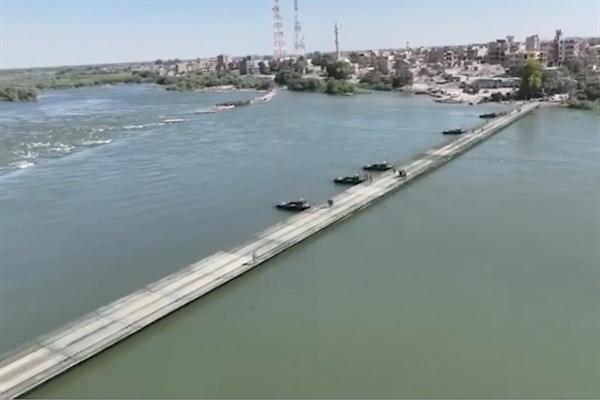 Mehmetçik, Suriye'de Fırat Nehri üzerine yüzer köprü kurdu