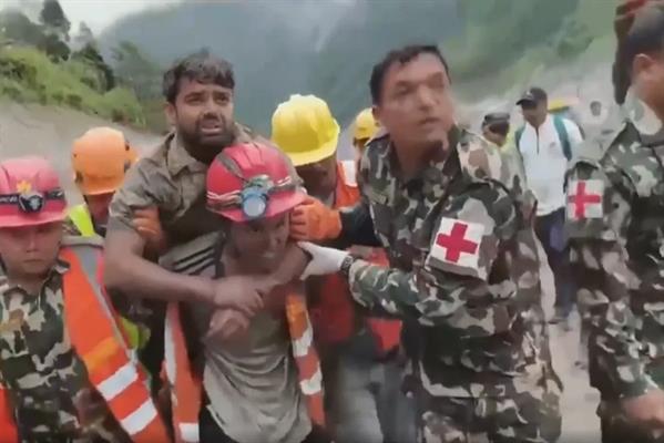 Nepal'deki sel faciasından 10 gün sonra mucize kurtuluş