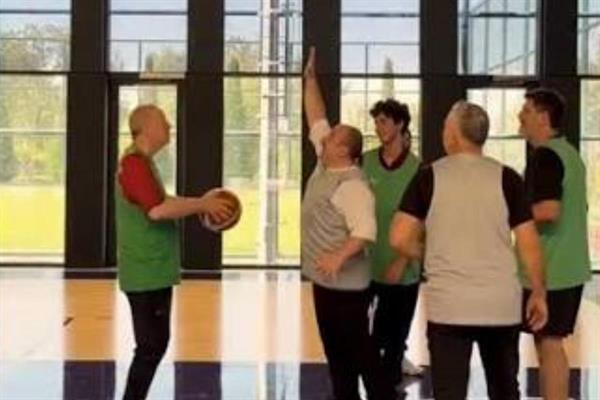 AK Parti Milletvekili Mustafa Varank, Cumhurbaşkanı Erdoğan'la oynadıkları basketbol maçından görüntüleri, 'Evet, yine kazandı' notuyla paylaştı